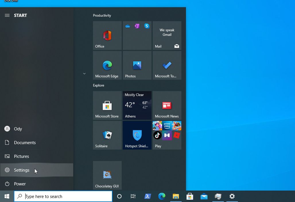 Choosing Settings from Windows 10's Start Menu.