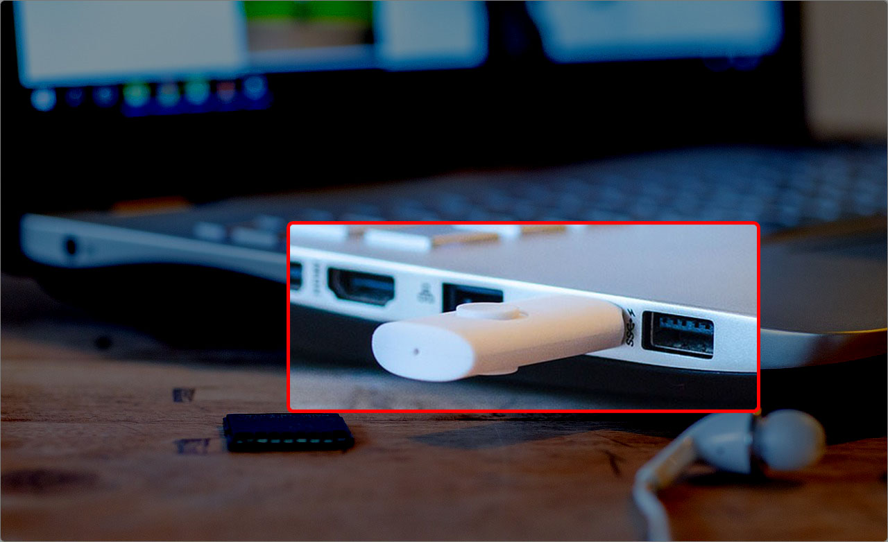 Image depicting the process of connecting a USB drive with lost files to a PC